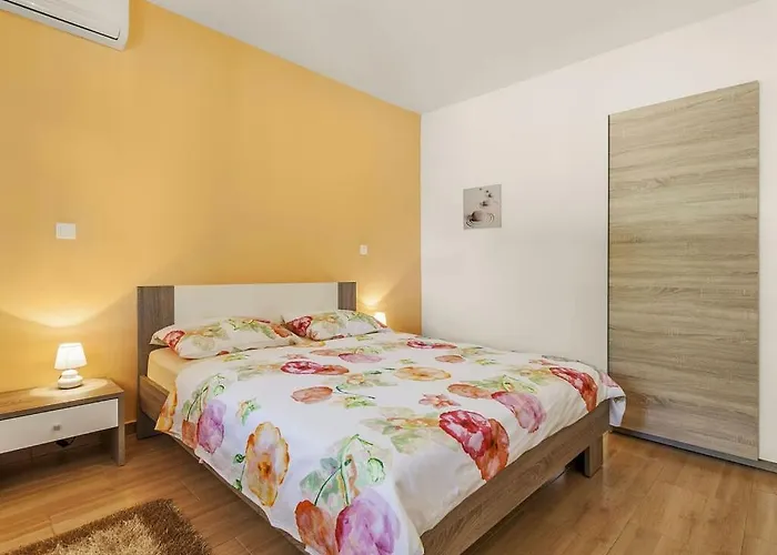 Lilly Comfortable Vakantiehuis Rakalj