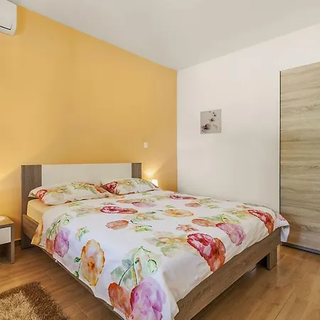 Lilly Comfortable Holiday home Rakalj