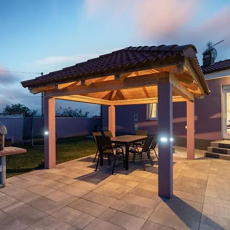 Lilly Comfortable Holiday home Rakalj